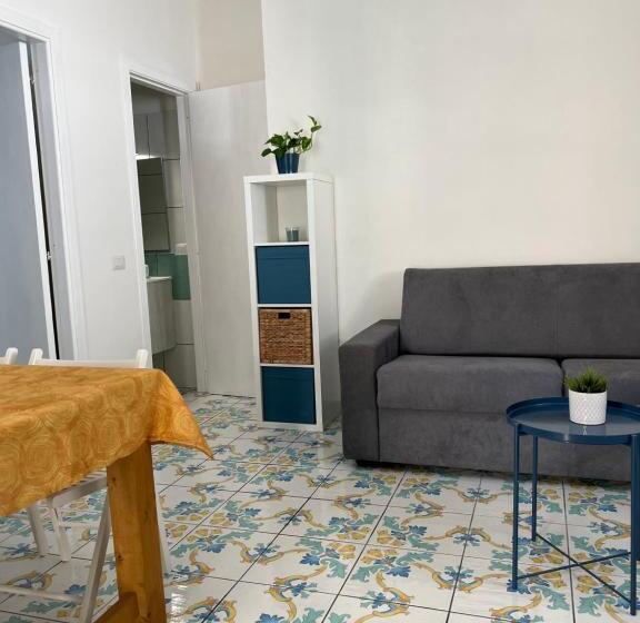 شقة غرفة واحدة, Castellabatecoast