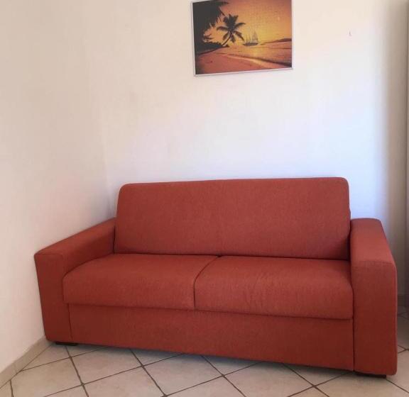 شقة غرفة واحدة, Castellabatecoast