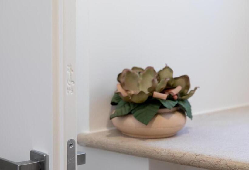 اتاق استاندارد اینتریور, Fonte D Olio Conero Relais