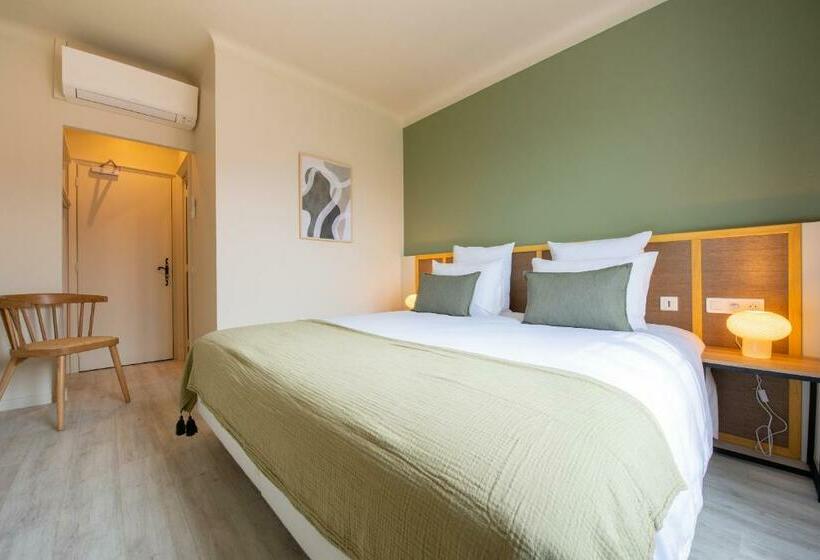 スタンダードルーム, Lou Cagnard