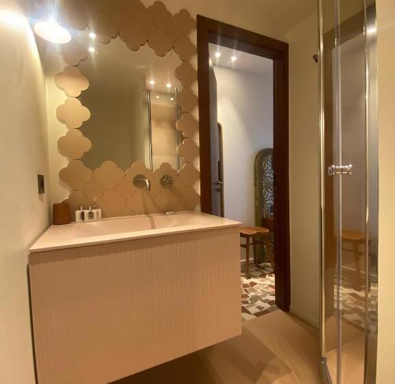 スタンダードルーム, Lou Cagnard