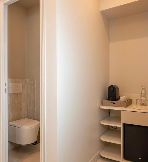 デラックスルーム, Lou Cagnard