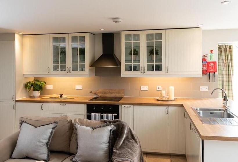 منزل غرفتين نوم, Nether Glenny Farm