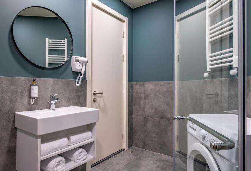 اتاق لوکس خانوادگی, Dialog Kokhta