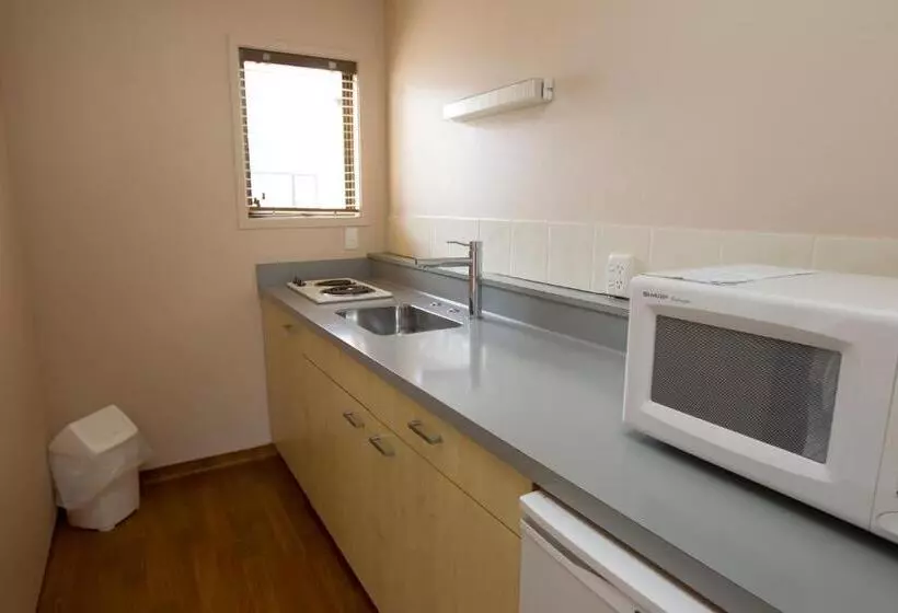 استودیوی استاندارد, Aspen Manor Motel
