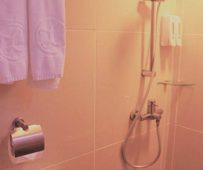 اتاق استاندارد سه نفره, Lander Hotel Prince Edward