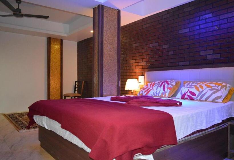 سوییت خانوادگی, Roundcube Guest House