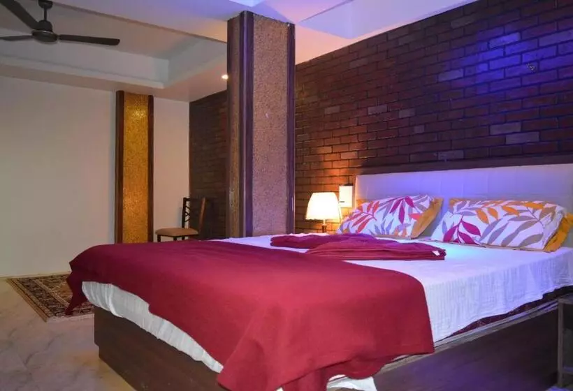 سوییت خانوادگی, Roundcube Guest House