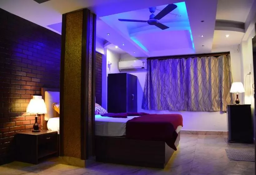 سوییت خانوادگی, Roundcube Guest House