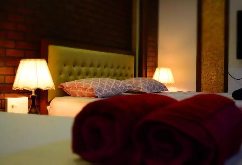 سوییت خانوادگی, Roundcube Guest House