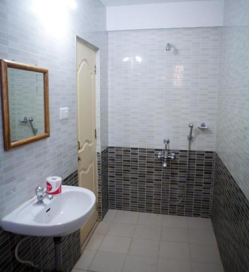 اتاق لوکس با بالکن, Roundcube Guest House
