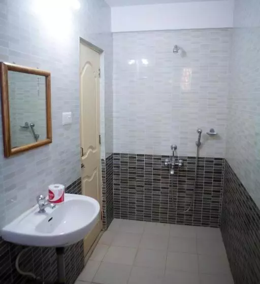 اتاق لوکس با بالکن, Roundcube Guest House