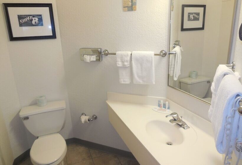 جناح لذوى الاحتياجات الخاصة, Super 8 By Wyndham Sault Ste. Marie