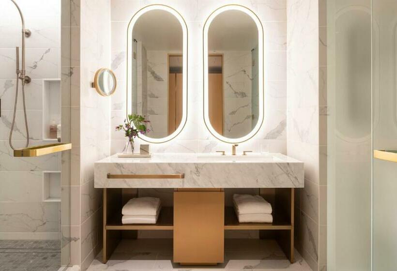 Deluxe room with river view, Four Seasons Hotel Minneapolis