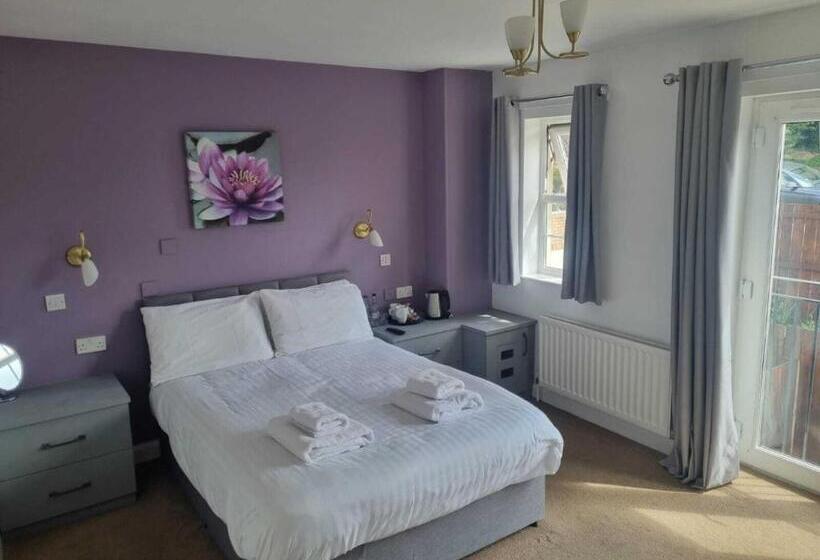 수피리어 룸, The Moorings