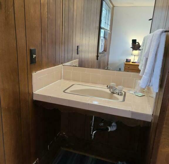 اتاق استاندارد با تخت بزرگ, Royal Crest Inn   Hampton Beach