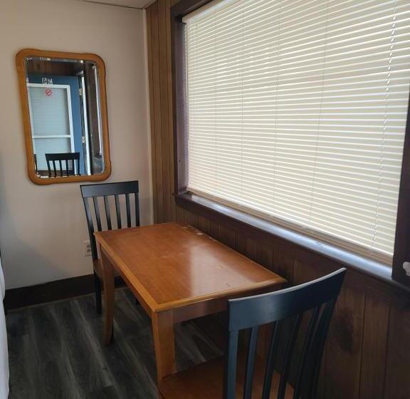 اتاق استاندارد, Royal Crest Inn   Hampton Beach