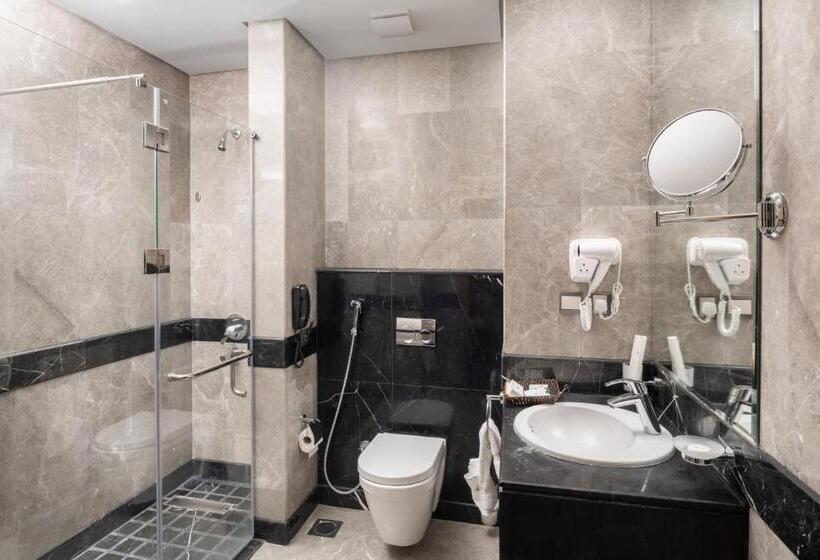 スーペリアトリプルルーム, Roots