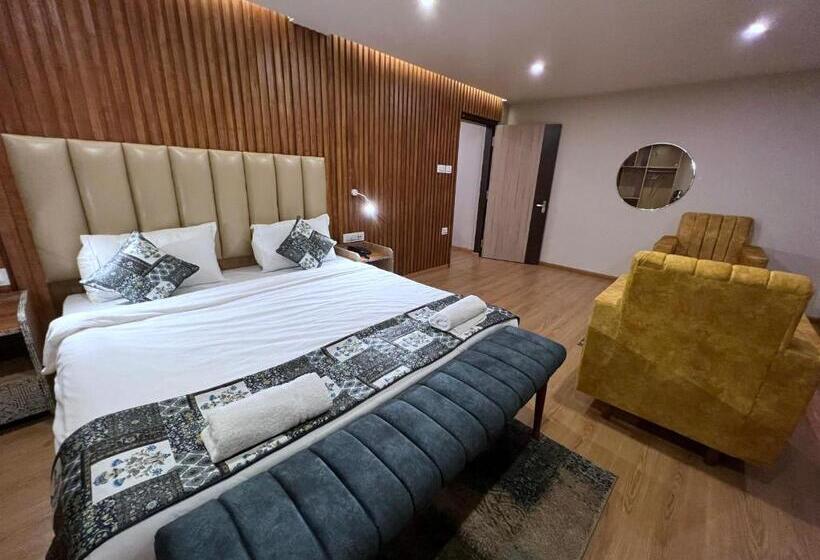 סוויטה, The Phoenix Residency