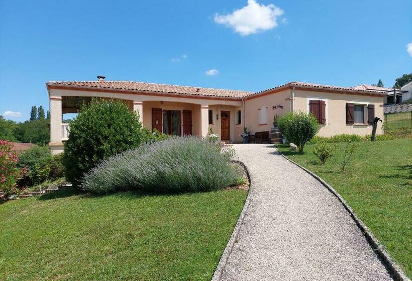 اتاق استاندارد با چشم‌انداز باغ, Aux Trois Mûriers