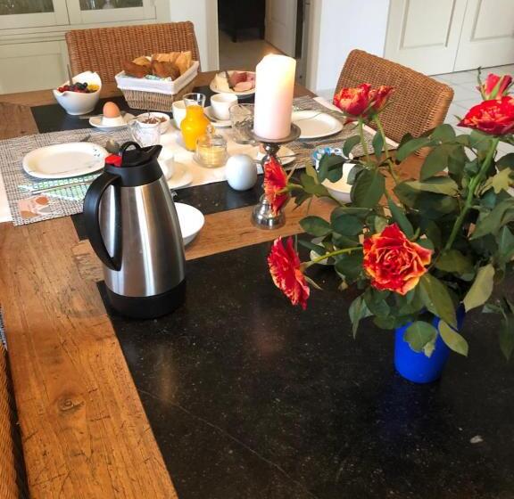 اتاق استاندارد با چشم‌انداز باغ, Aux Trois Mûriers