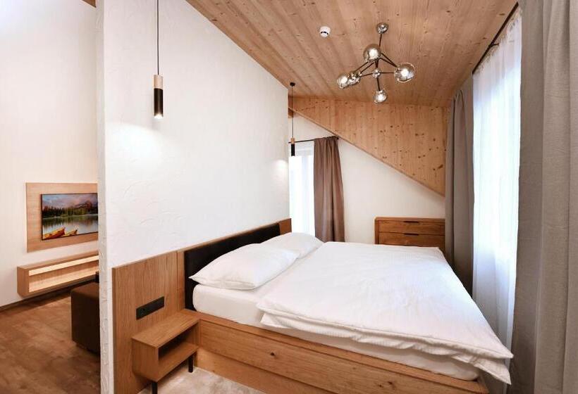 Estúdio Standard, Aplend Hotel Ovruč