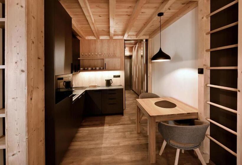 스탠다드 스튜디오, Aplend Hotel Ovruč