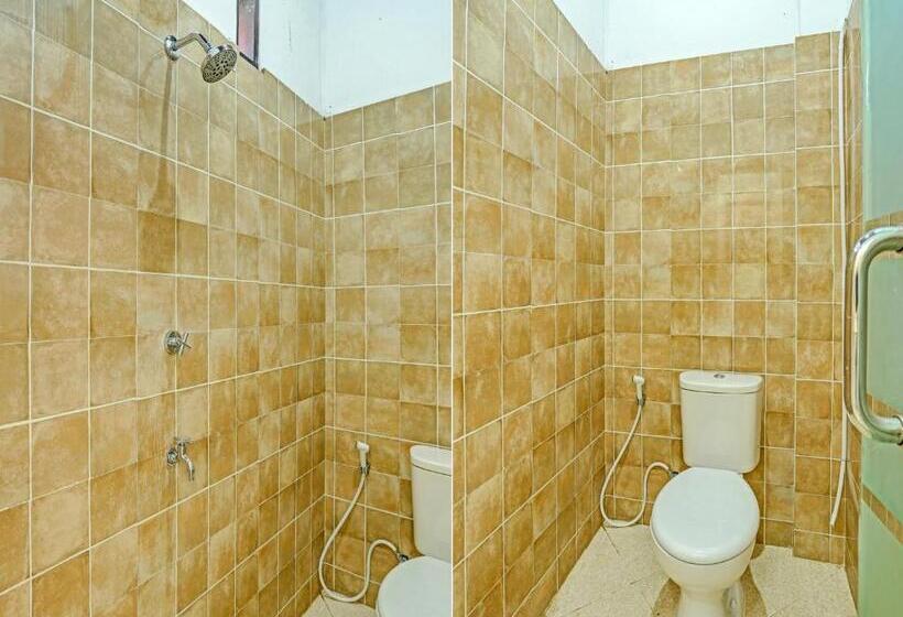 חדר דחוקס עם מיטת קינג, Oyo 91123 Madhava 108