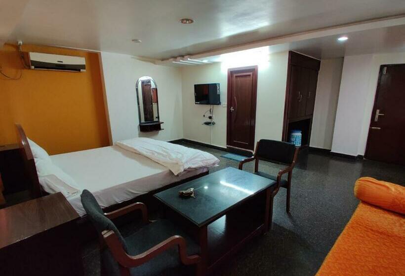 חדר קומפורט לשלושה, Gangavaram Residency