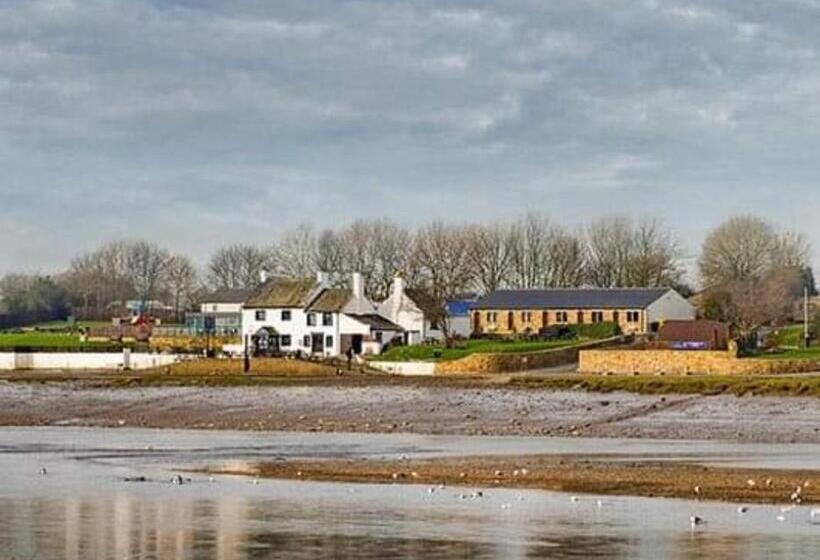 １階の１ベッドルームアパートメント, The Golden Ball