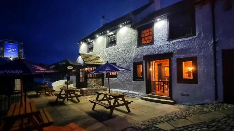 １ベッドルームアパートメント, The Golden Ball