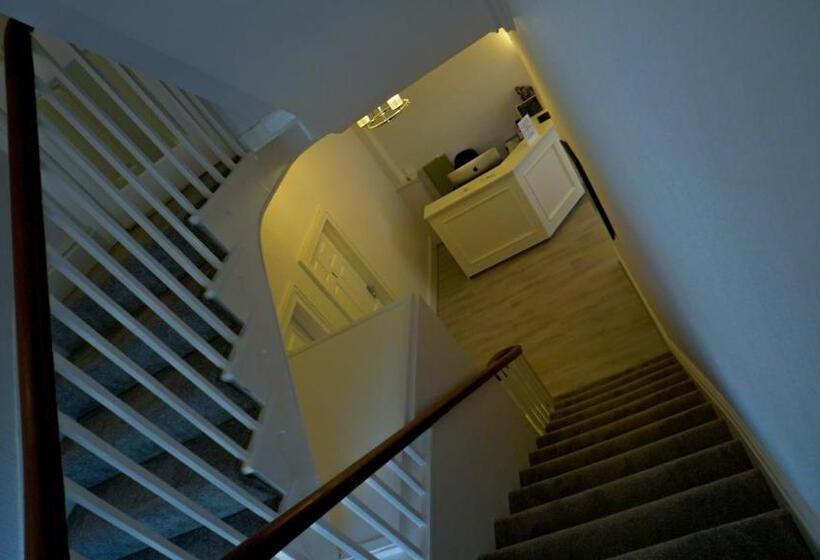 Номер Стандарт Вид на Сад, Carmel House