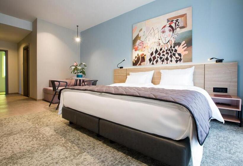 استودیوی استاندارد, Forum Garni