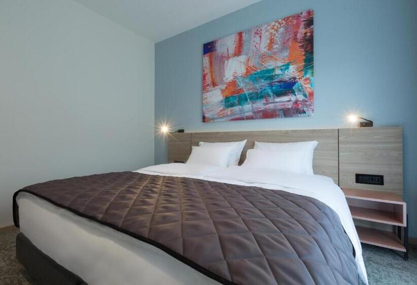 استودیوی استاندارد, Forum Garni