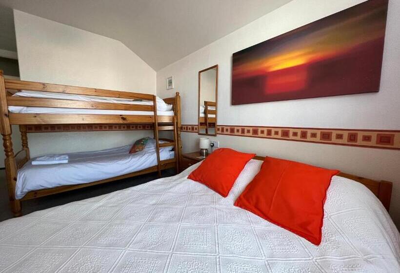 اتاق خانوادگی, B&b Near The Sea