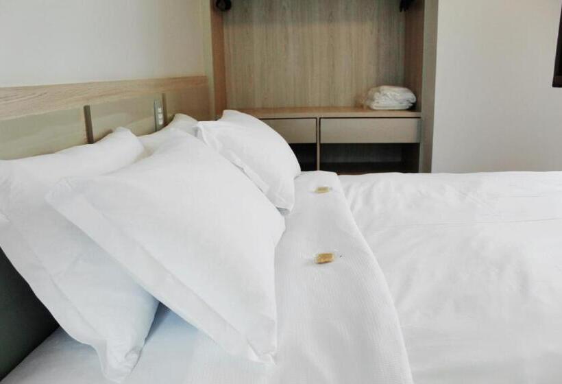 דירת חדר, Good Stone Curvelo