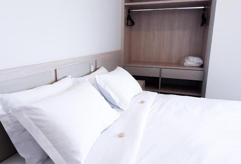 דירת חדר, Good Stone Curvelo