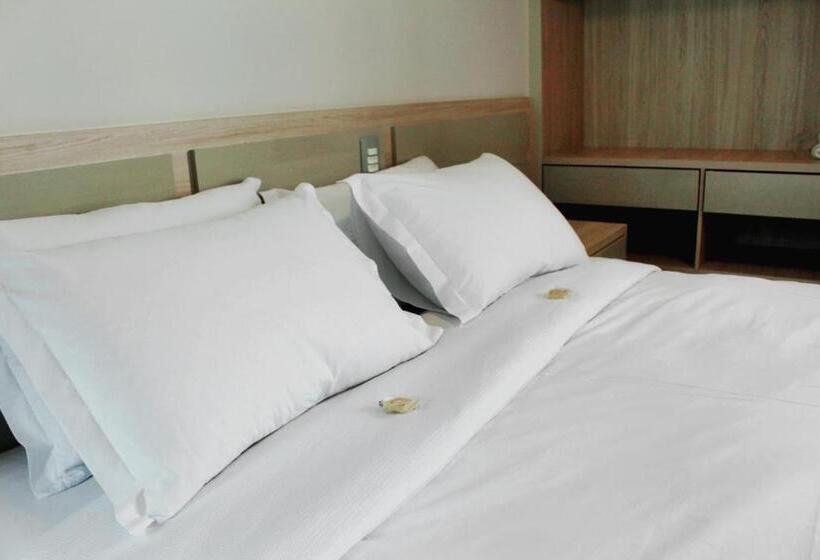 דירת חדר, Good Stone Curvelo