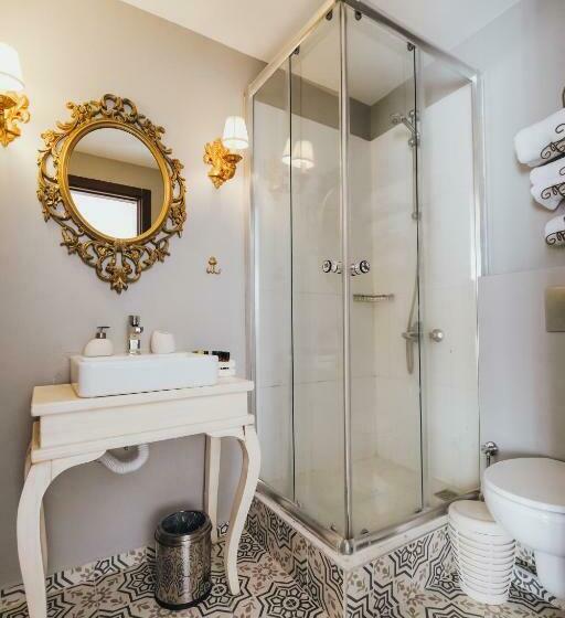 جناح جونيور, Muup Alaçatı