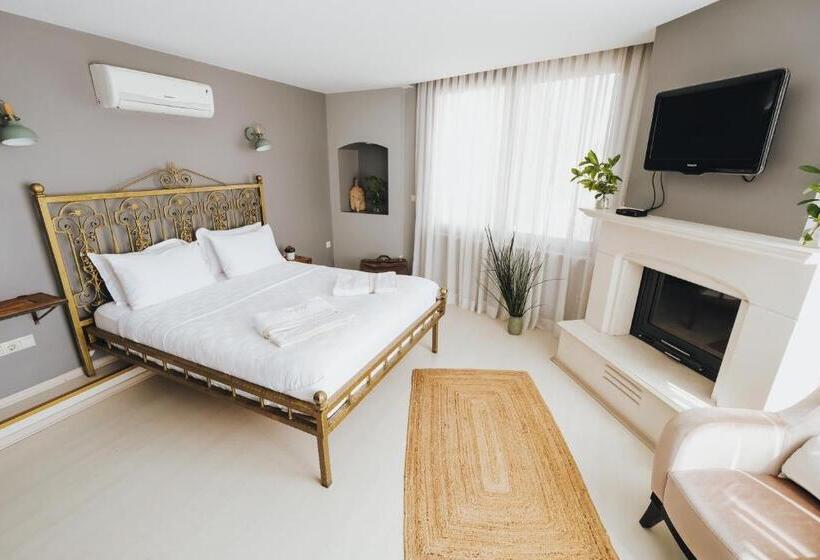 جناح جونيور, Muup Alaçatı