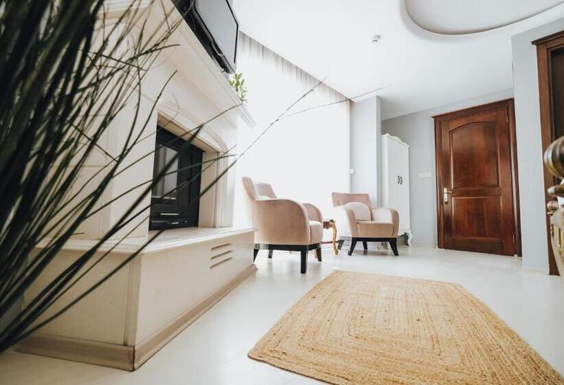 جناح جونيور, Muup Alaçatı