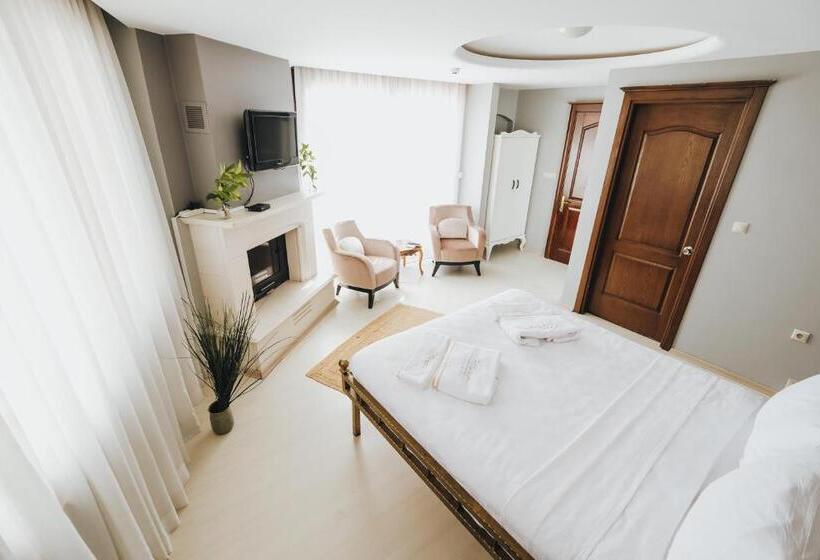 جناح جونيور, Muup Alaçatı