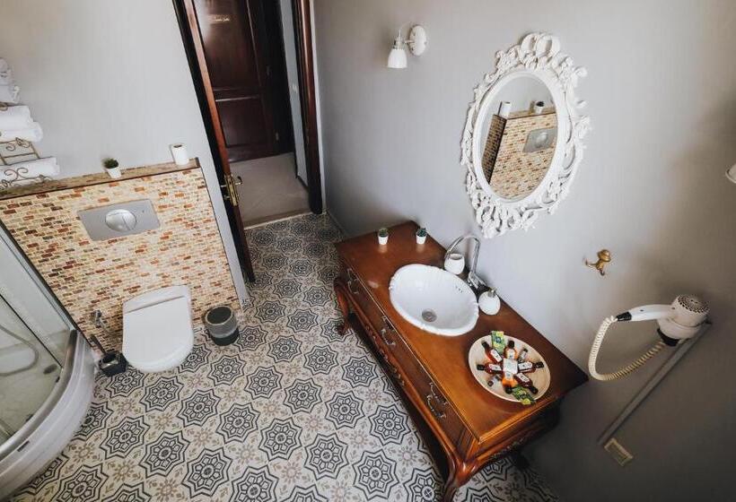 جناح جونيور, Muup Alaçatı