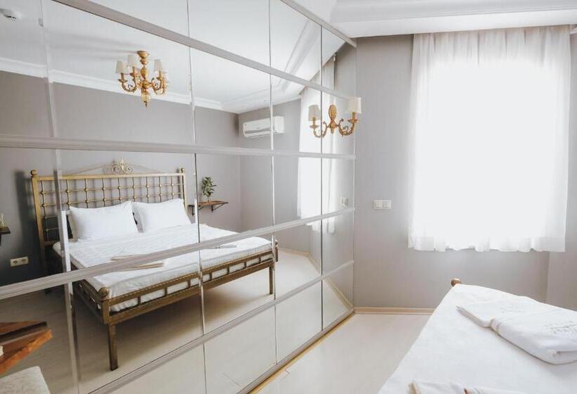 جناح جونيور, Muup Alaçatı