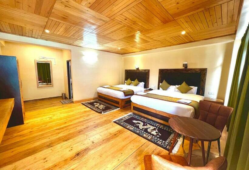 带大床的标准间, The Country House