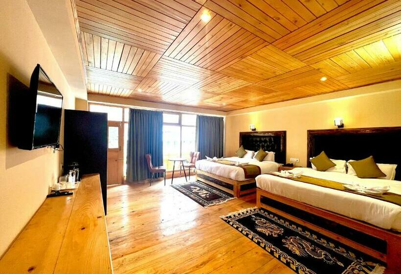 带大床的标准间, The Country House