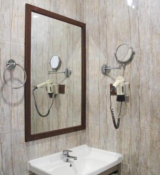 اتاق لوکس با بالکن و چشم‌انداز دریا, Beach Walk Villa Maldives