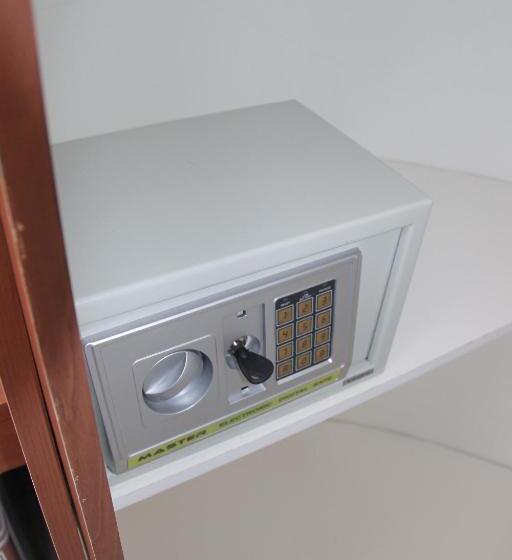 اتاق لوکس با بالکن و چشم‌انداز دریا, Beach Walk Villa Maldives