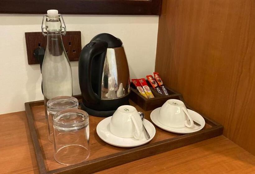 اتاق لوکس با بالکن و چشم‌انداز دریا, Beach Walk Villa Maldives