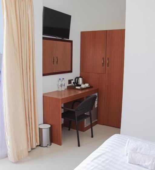 اتاق لوکس با بالکن و چشم‌انداز دریا, Beach Walk Villa Maldives